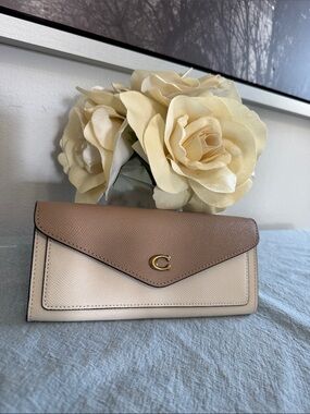 Coach Wyn Soft Wallet in Colorblock Two-Tone Envelope Wallet Clutch Beige Taupe